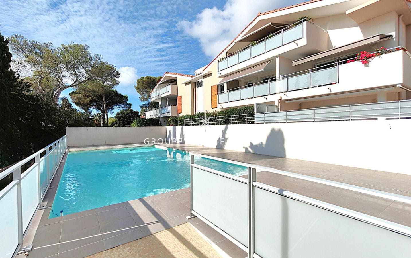 FOR SALE TOP FLOOR APARTMENT 3 ROOMS 2 BEDROOMS TERRACE SEA VIEW, IN A RESIDENCE WITH POOL NEAR THE SEA AND SHOPS – PARKING AND GARAGE – SAINT AYGULF Image 0