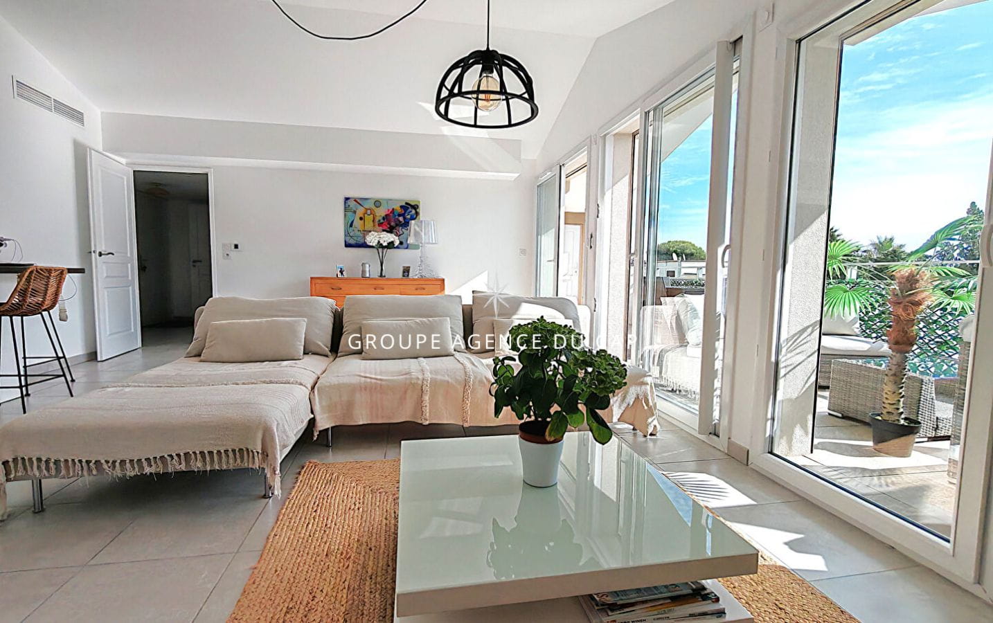 FOR SALE TOP FLOOR APARTMENT 3 ROOMS 2 BEDROOMS TERRACE SEA VIEW, IN A RESIDENCE WITH POOL NEAR THE SEA AND SHOPS – PARKING AND GARAGE – SAINT AYGULF Image 3