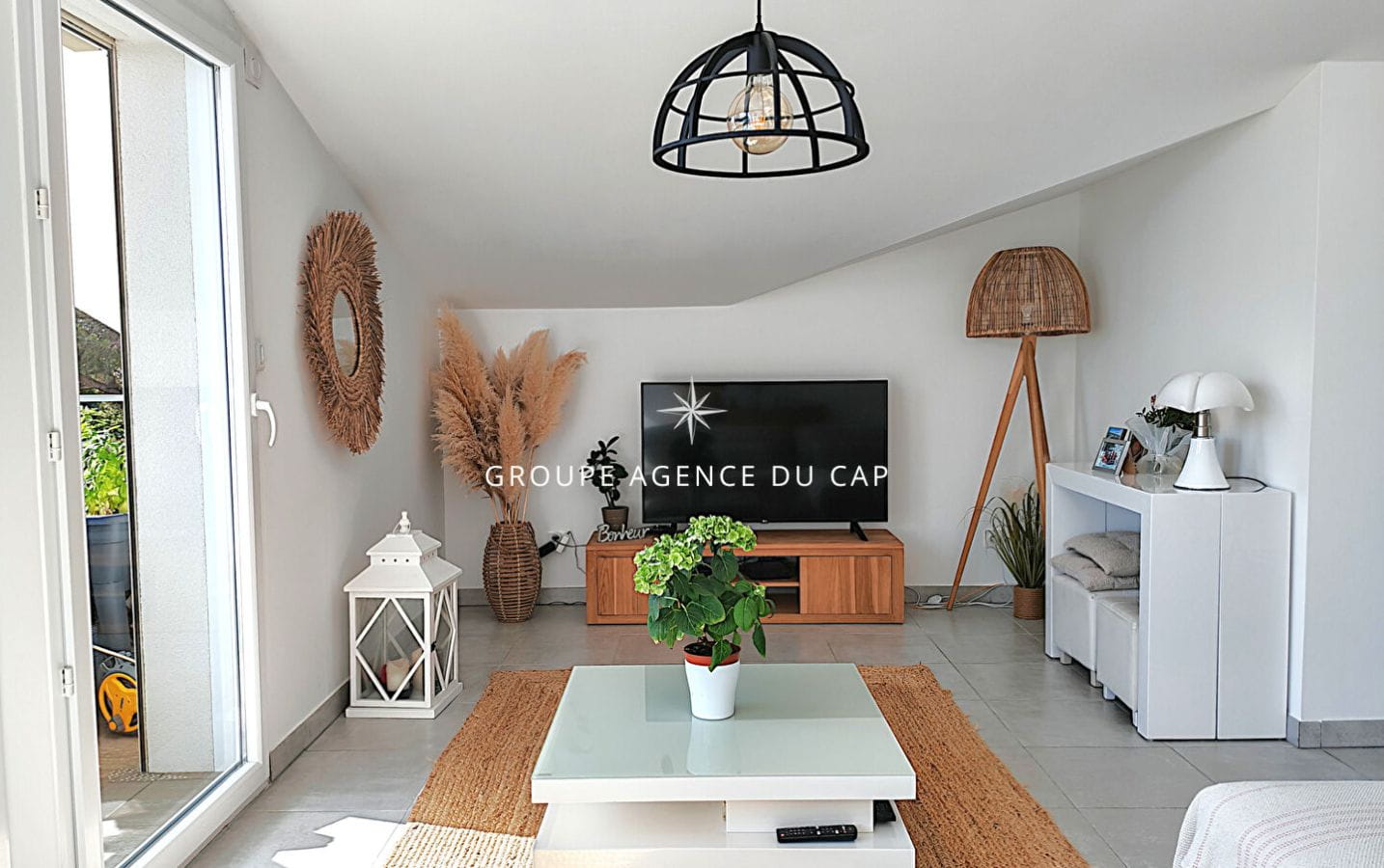 FOR SALE TOP FLOOR APARTMENT 3 ROOMS 2 BEDROOMS TERRACE SEA VIEW, IN A RESIDENCE WITH POOL NEAR THE SEA AND SHOPS – PARKING AND GARAGE – SAINT AYGULF Image 7