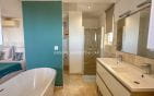 A VENDRE VILLA 6 CHAMBRES EN SUITE PISCINE POOL HOUSE VUE MER PANORAMIQUE SUR ST-TROPEZ GARAGES ET PARKINGS Min 10