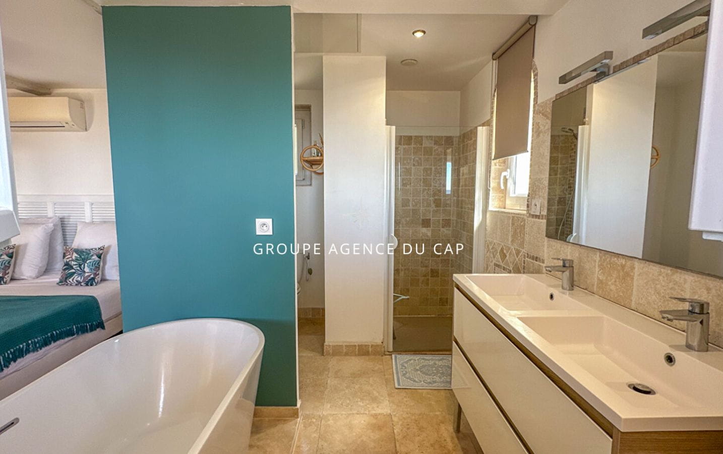 A VENDRE VILLA 6 CHAMBRES EN SUITE PISCINE POOL HOUSE VUE MER PANORAMIQUE SUR ST-TROPEZ GARAGES ET PARKINGS Image 10