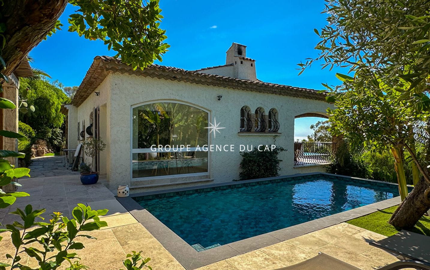 A VENDRE VILLA 6 CHAMBRES EN SUITE PISCINE POOL HOUSE VUE MER PANORAMIQUE SUR ST-TROPEZ GARAGES ET PARKINGS Image 12