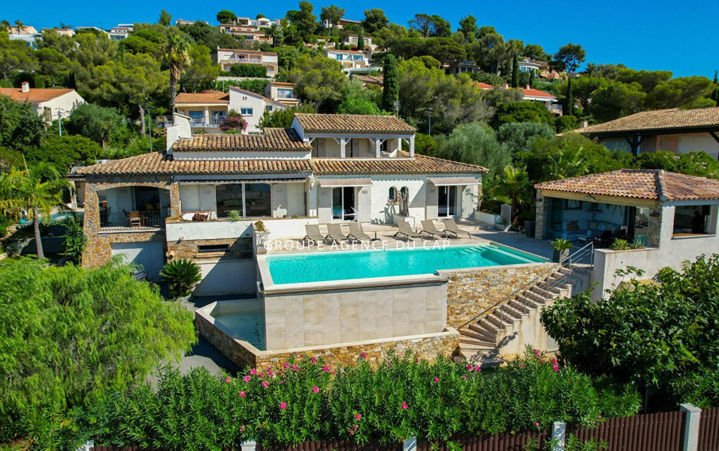 A VENDRE VILLA 6 CHAMBRES EN SUITE PISCINE POOL HOUSE VUE MER PANORAMIQUE SUR ST-TROPEZ GARAGES ET PARKINGS Image 0