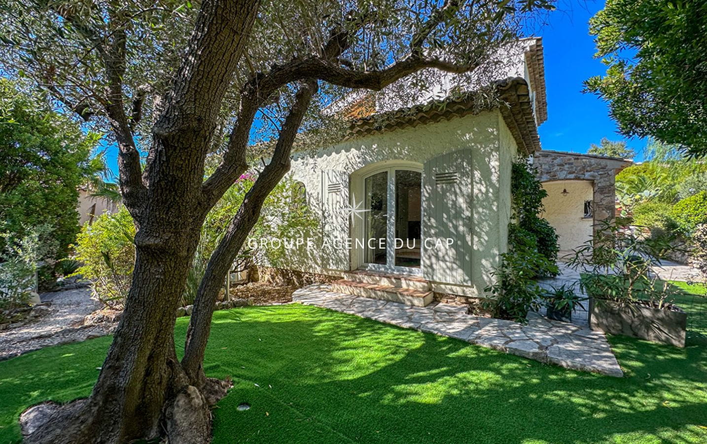 A VENDRE VILLA 6 CHAMBRES EN SUITE PISCINE POOL HOUSE VUE MER PANORAMIQUE SUR ST-TROPEZ GARAGES ET PARKINGS Image 17