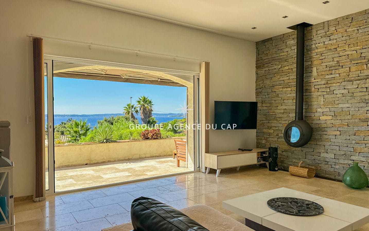 A VENDRE VILLA 6 CHAMBRES EN SUITE PISCINE POOL HOUSE VUE MER PANORAMIQUE SUR ST-TROPEZ GARAGES ET PARKINGS Image 3