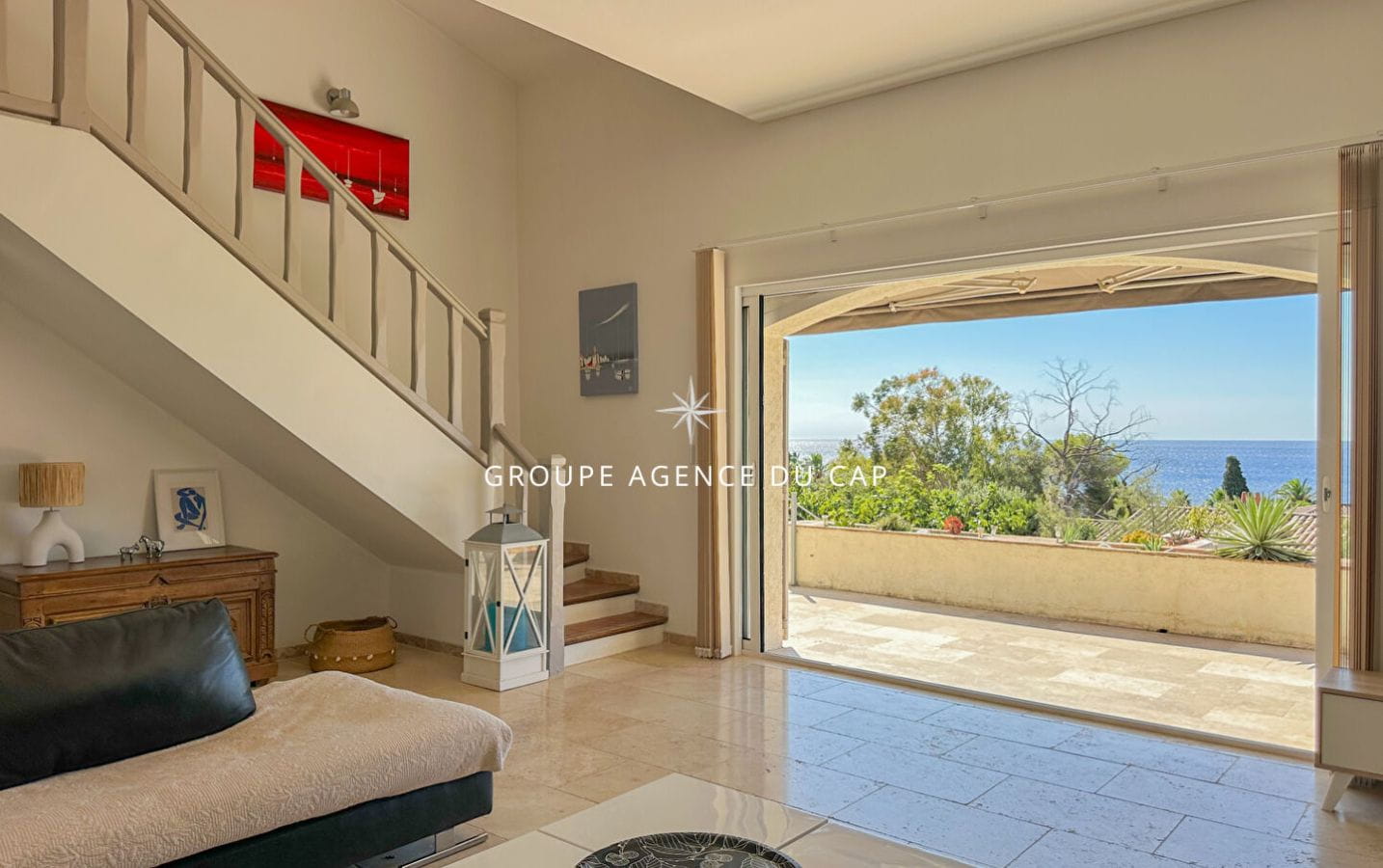 A VENDRE VILLA 6 CHAMBRES EN SUITE PISCINE POOL HOUSE VUE MER PANORAMIQUE SUR ST-TROPEZ GARAGES ET PARKINGS Image 5