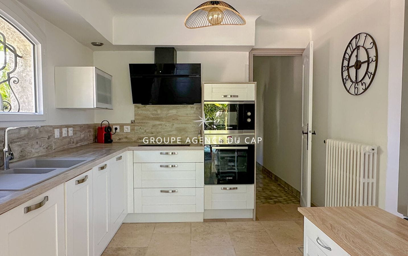 A VENDRE VILLA 6 CHAMBRES EN SUITE PISCINE POOL HOUSE VUE MER PANORAMIQUE SUR ST-TROPEZ GARAGES ET PARKINGS Image 6