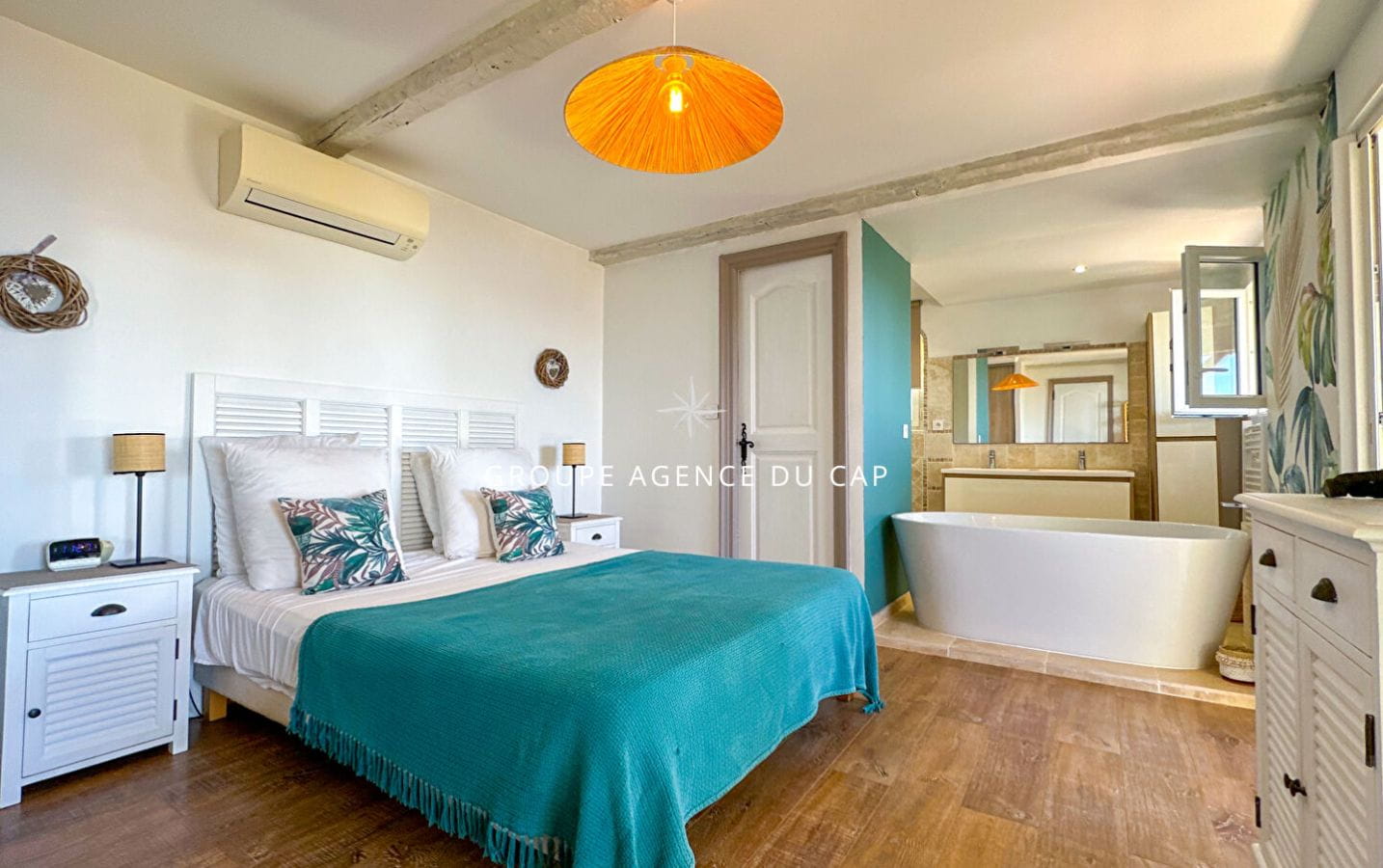 A VENDRE VILLA 6 CHAMBRES EN SUITE PISCINE POOL HOUSE VUE MER PANORAMIQUE SUR ST-TROPEZ GARAGES ET PARKINGS Image 9