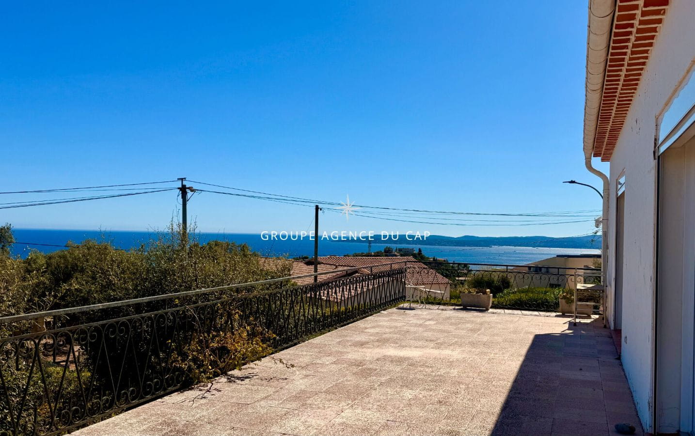 VILLA A RENOVER  AVEC VUE MER DE ST RAPHAEL A ST TROPEZ SUR TERRAIN PLAT GARAGE Image 1