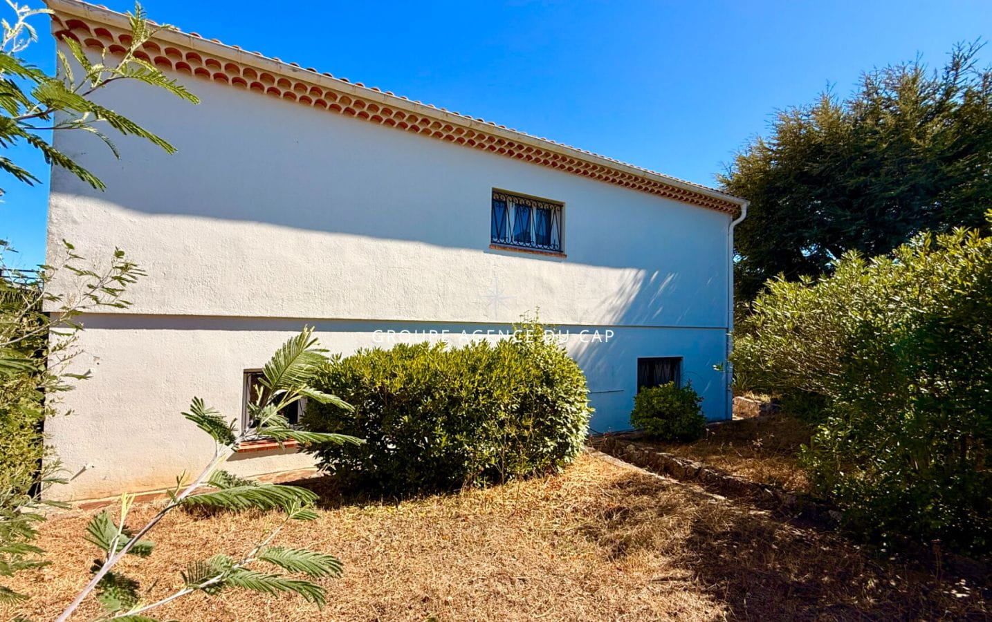 VILLA A RENOVER  AVEC VUE MER DE ST RAPHAEL A ST TROPEZ SUR TERRAIN PLAT GARAGE Image 10