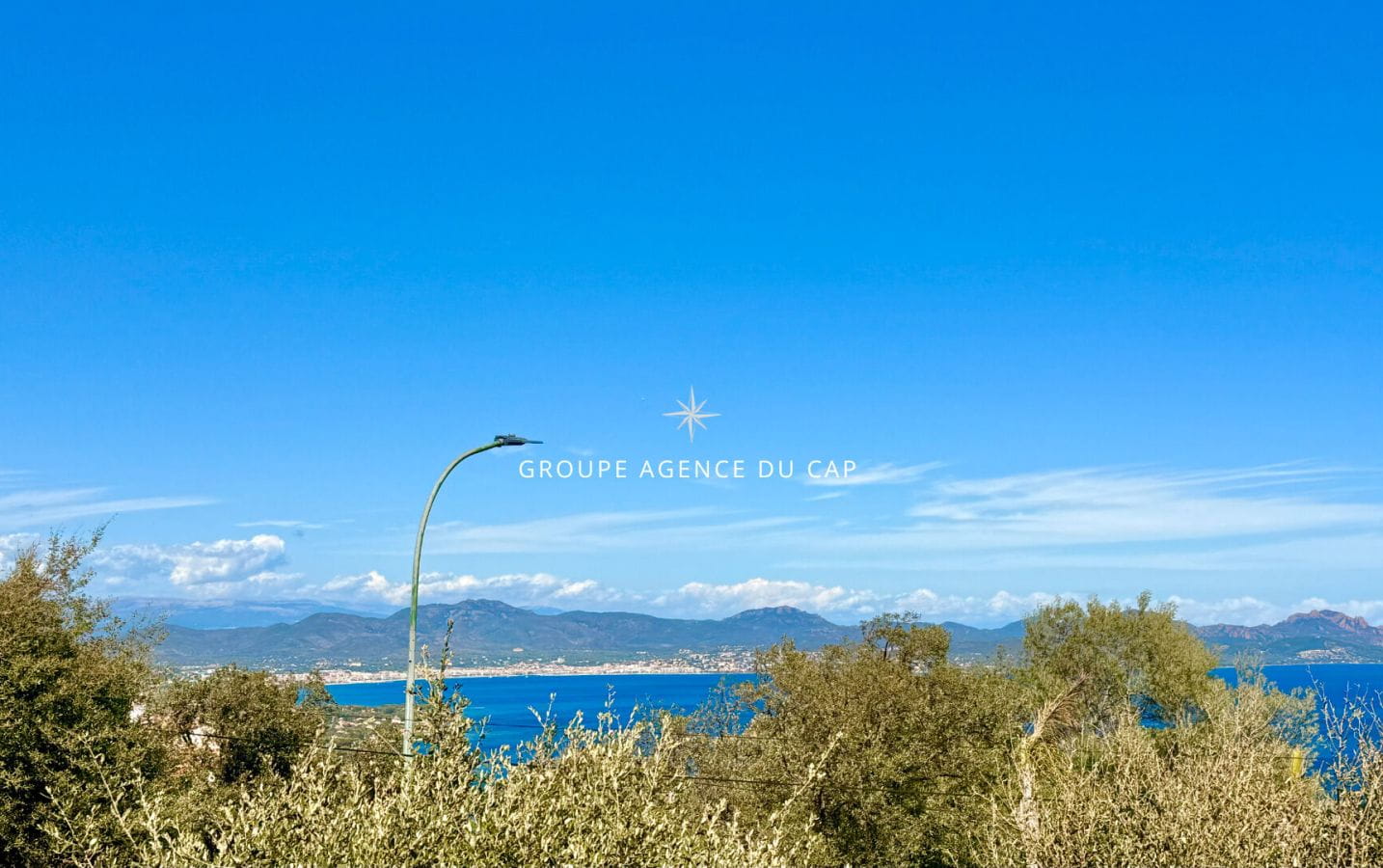 VILLA A RENOVER  AVEC VUE MER DE ST RAPHAEL A ST TROPEZ SUR TERRAIN PLAT GARAGE Image 13