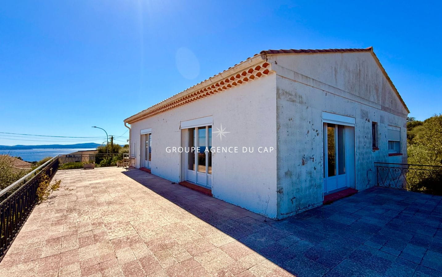 VILLA A RENOVER  AVEC VUE MER DE ST RAPHAEL A ST TROPEZ SUR TERRAIN PLAT GARAGE Image 0