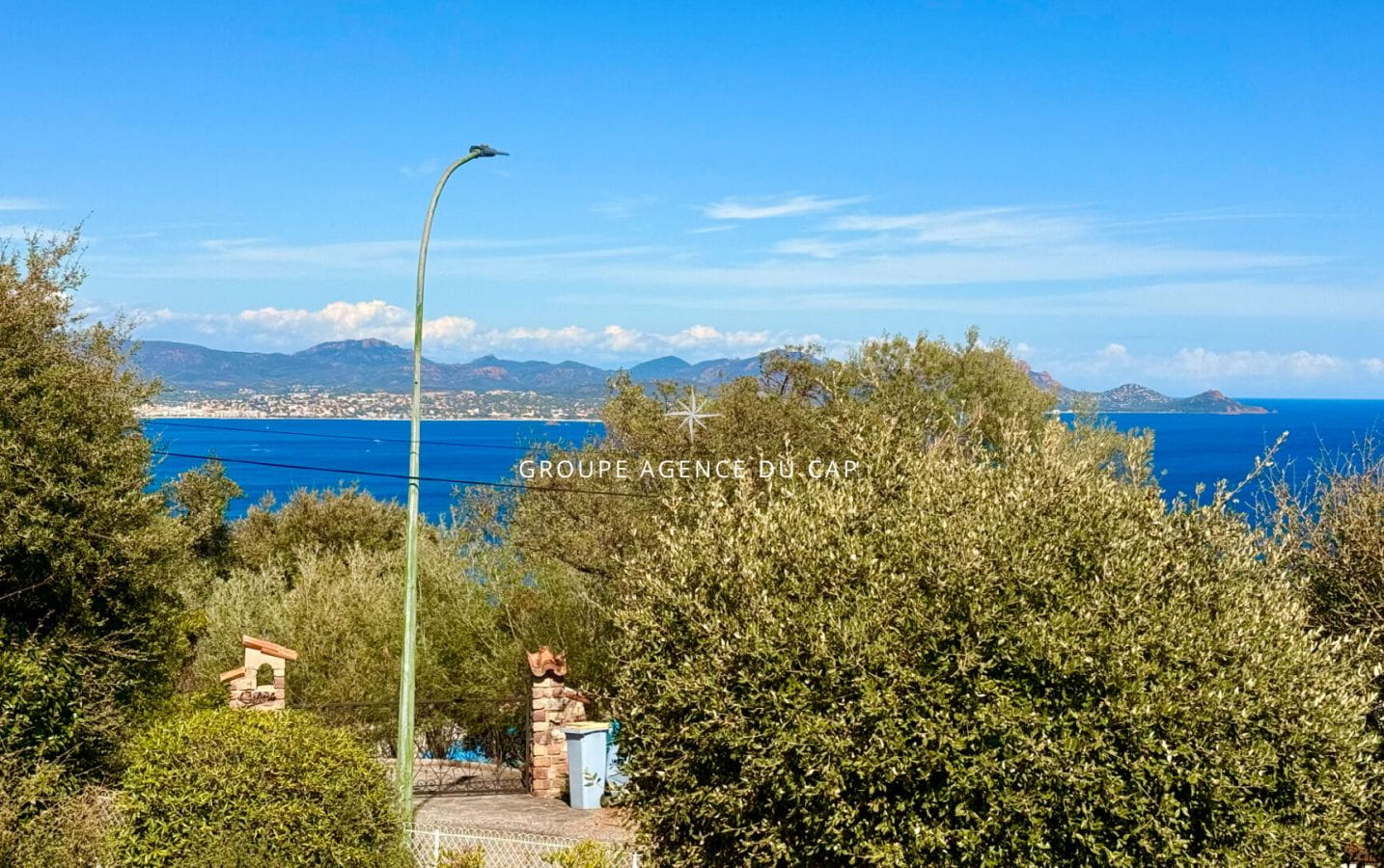 VILLA A RENOVER  AVEC VUE MER DE ST RAPHAEL A ST TROPEZ SUR TERRAIN PLAT GARAGE Image 2