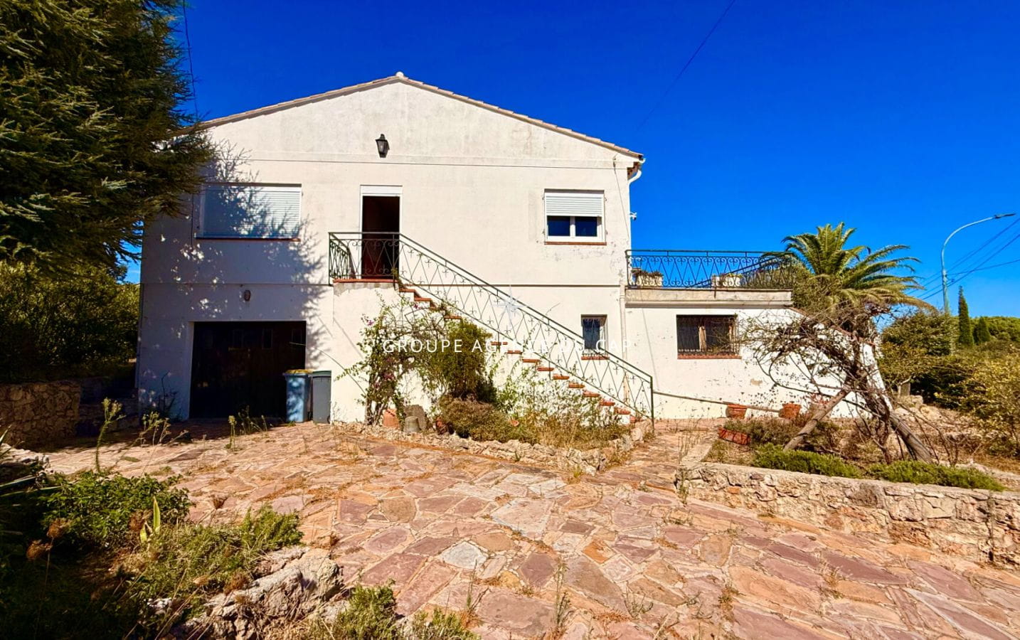 VILLA A RENOVER  AVEC VUE MER DE ST RAPHAEL A ST TROPEZ SUR TERRAIN PLAT GARAGE Image 4