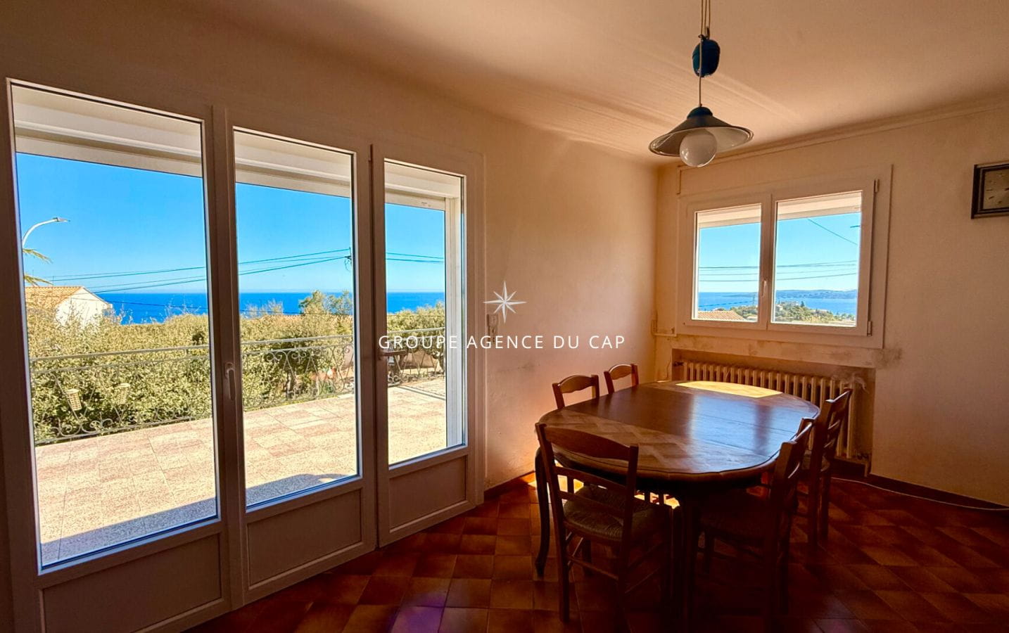 VILLA A RENOVER  AVEC VUE MER DE ST RAPHAEL A ST TROPEZ SUR TERRAIN PLAT GARAGE Image 5