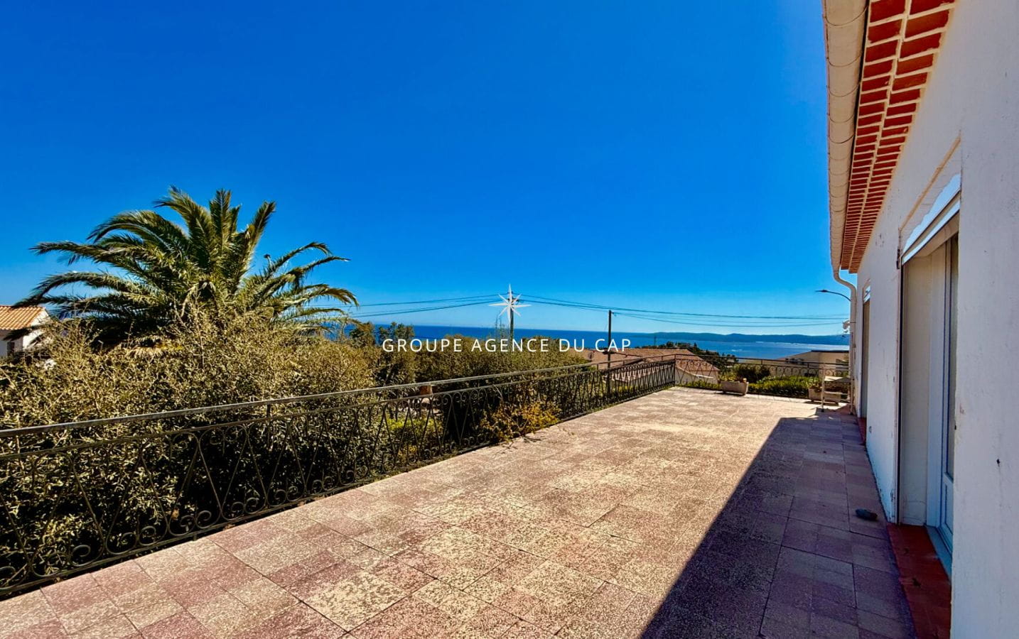 VILLA A RENOVER  AVEC VUE MER DE ST RAPHAEL A ST TROPEZ SUR TERRAIN PLAT GARAGE Image 9