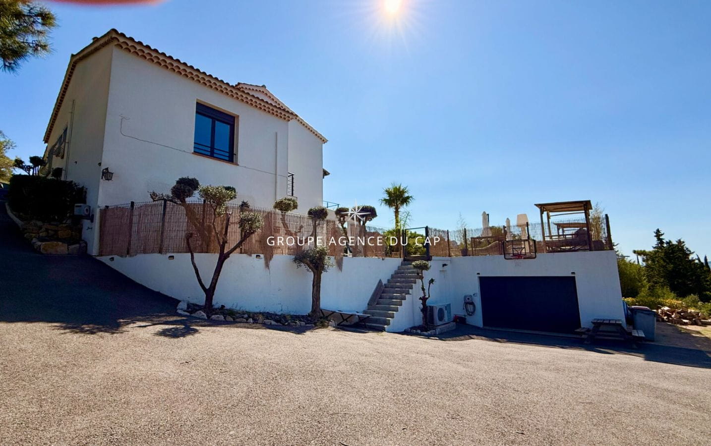 VILLA MODERNE VUE MER SUR LE GOLFE DE SAINT TROPEZ AVEC PISCINE GARAGE ET APPARTEMENT 4 PIECES, AUX ISSAMBRES Image 12