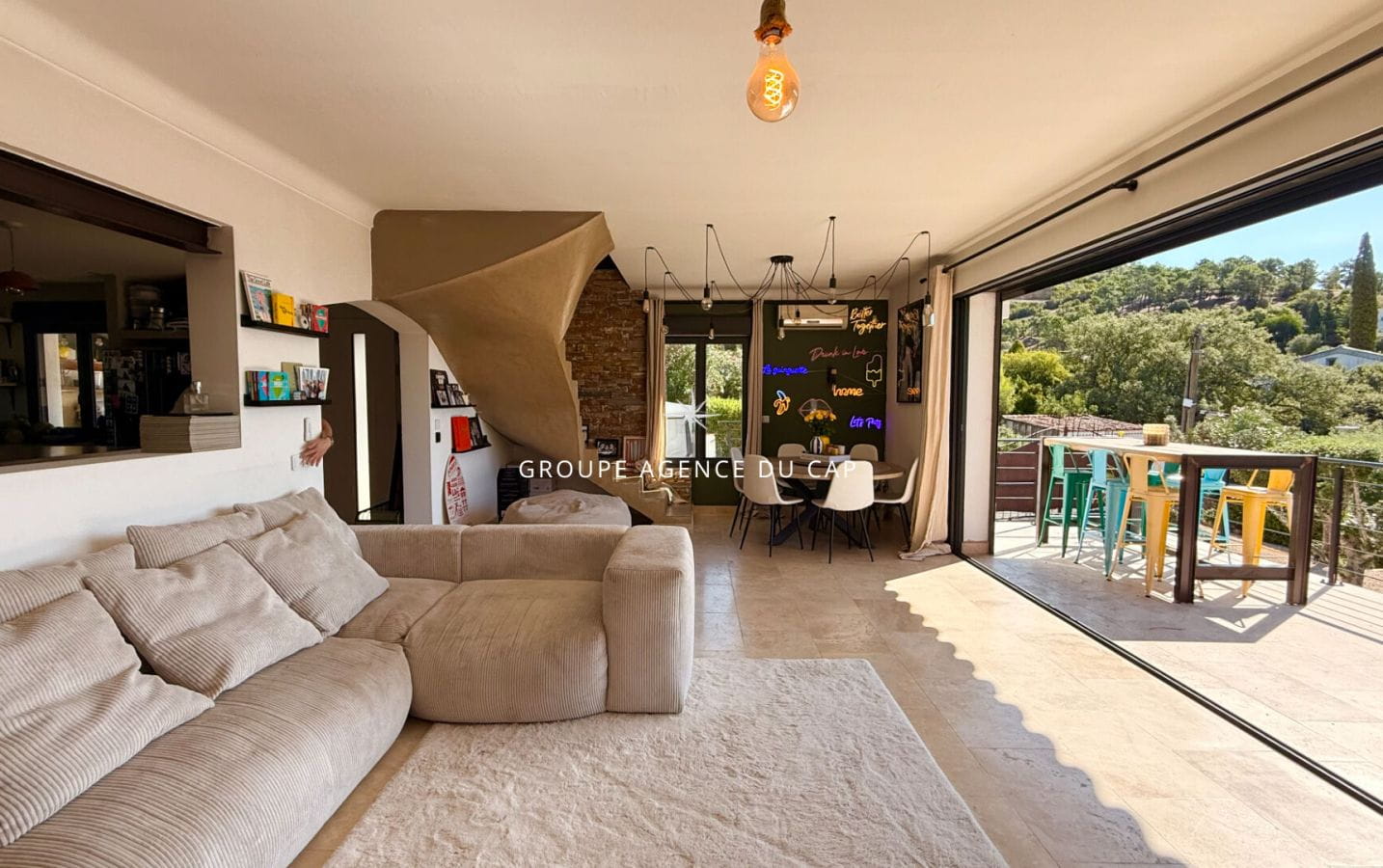 VILLA MODERNE VUE MER SUR LE GOLFE DE SAINT TROPEZ AVEC PISCINE GARAGE ET APPARTEMENT 4 PIECES, AUX ISSAMBRES Image 5