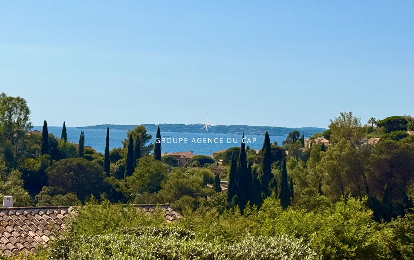 VILLA MODERNE VUE MER SUR LE GOLFE DE SAINT TROPEZ AVEC PISCINE GARAGE ET APPARTEMENT 4P Image 0