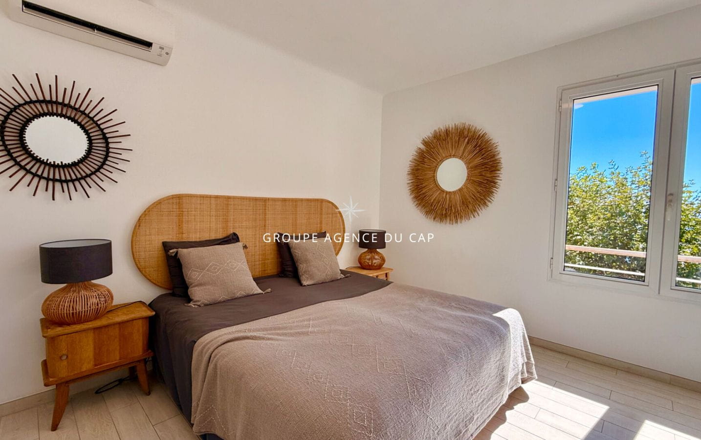 WATERFRONT 7-ROOM VILLA WITH POOL VIEW OF THE GULF OF SAINT TROPEZ, IN LES ISSAMBRES Image 12