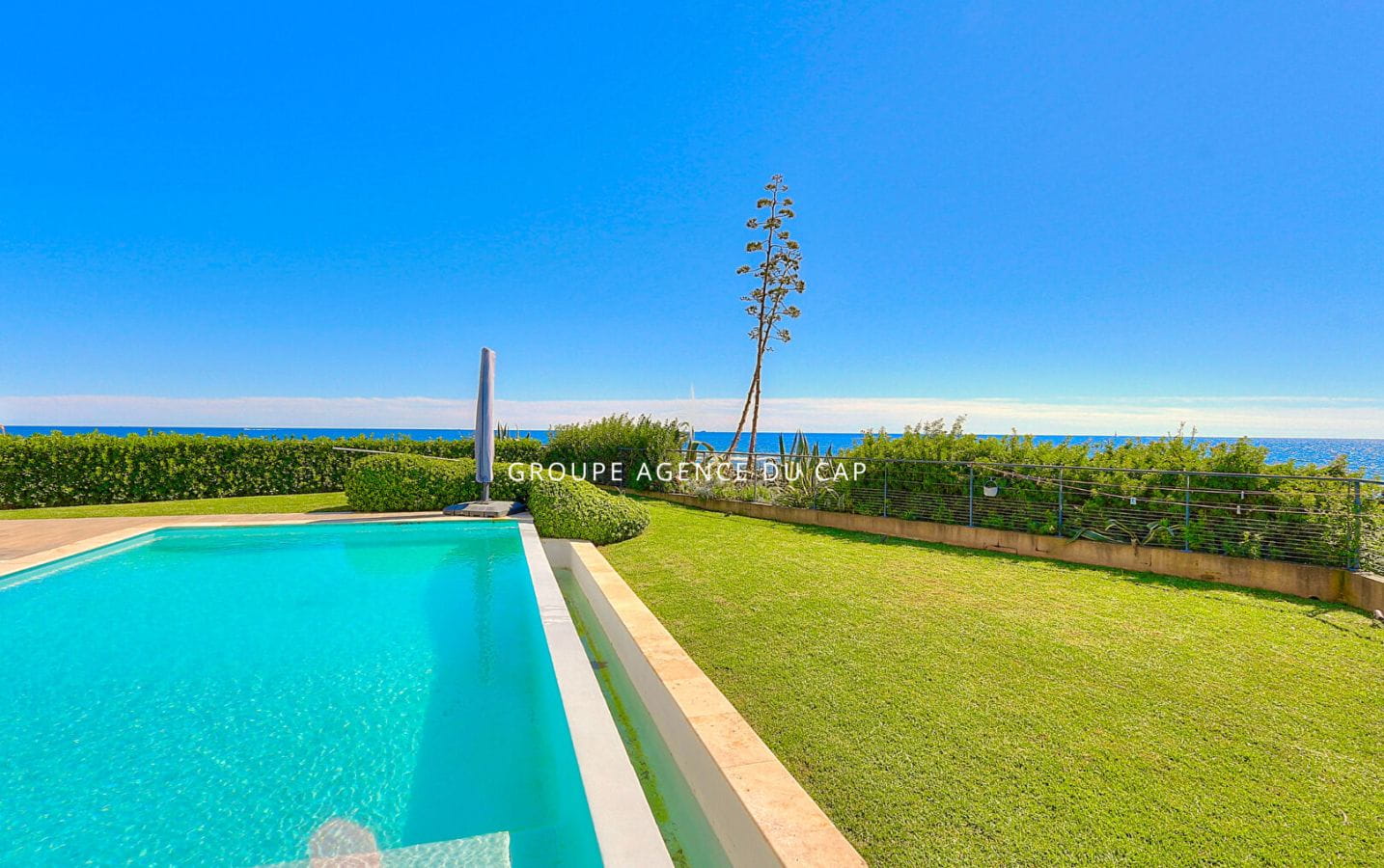 WATERFRONT 7-ROOM VILLA WITH POOL VIEW OF THE GULF OF SAINT TROPEZ, IN LES ISSAMBRES Image 15