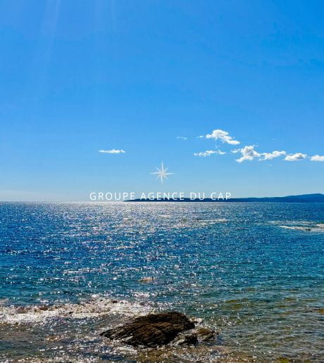 WATERFRONT 7-ROOM VILLA WITH POOL VIEW OF THE GULF OF SAINT TROPEZ, IN LES ISSAMBRES