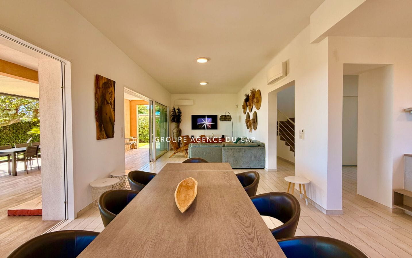 WATERFRONT 7-ROOM VILLA WITH POOL VIEW OF THE GULF OF SAINT TROPEZ, IN LES ISSAMBRES Image 6