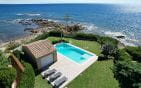 VILLA PIEDS DANS L’EAU 7 PIECES AVEC PISCINE VUE GOLFE DE SAINT TROPEZ, AUX ISSAMBRES Min 16