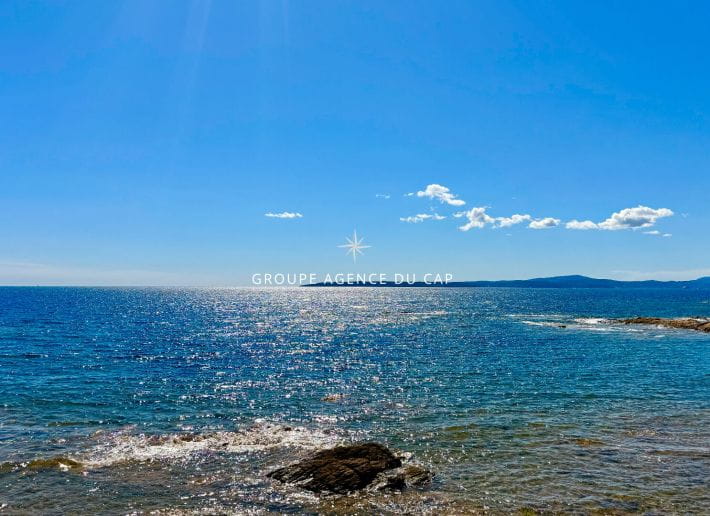 VILLA PIEDS DANS L’EAU 7 PIECES AVEC PISCINE VUE GOLFE DE SAINT TROPEZ, AUX ISSAMBRES