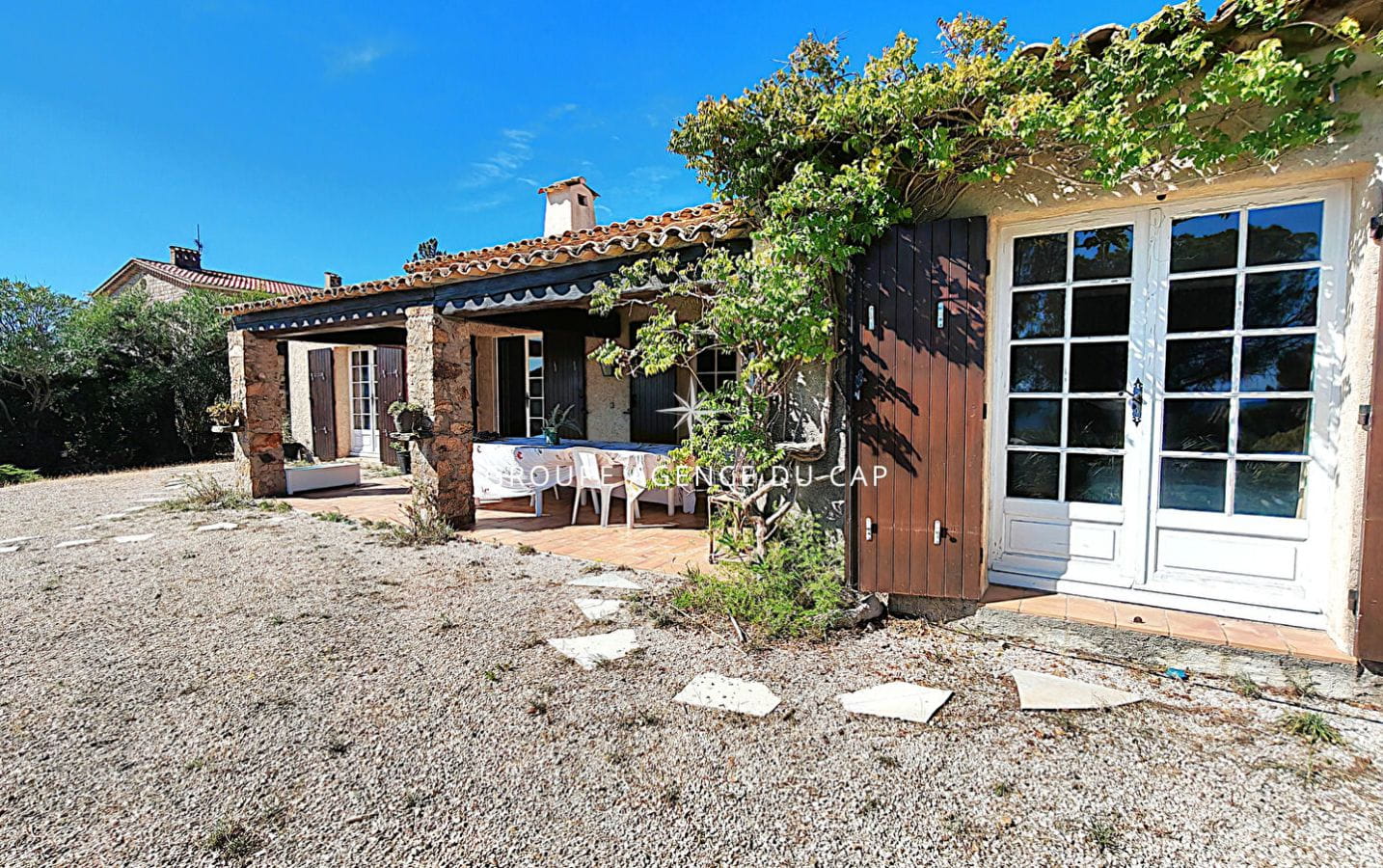 A VENDRE – VILLA PROVENCALE DE PLAIN-PIED AVEC 4 CHAMBRES A PIED DES PLAGES ET DES COMMERCES AU CALME Image 4