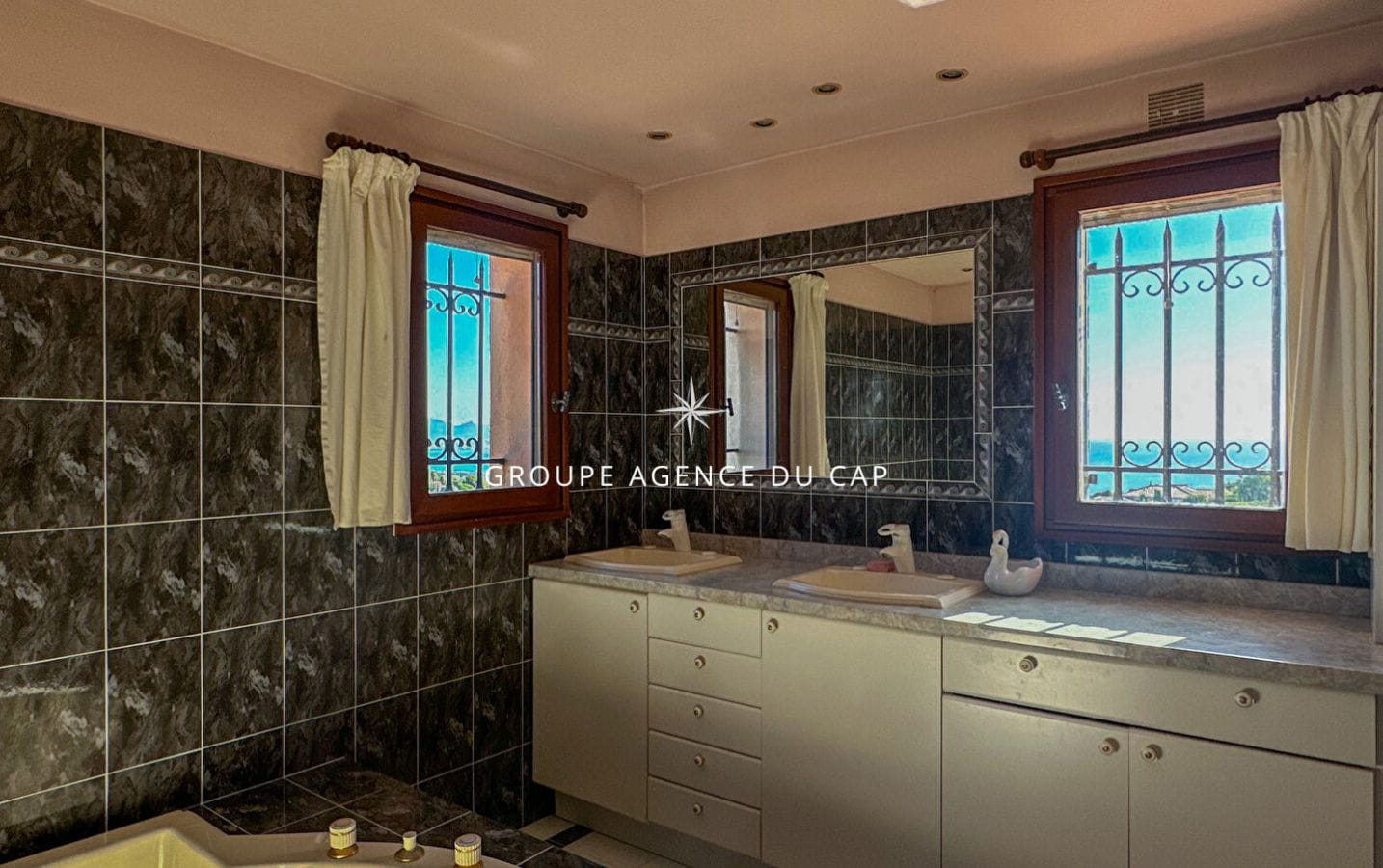 VILLA VUE MER 7 PIÈCES 240m2 AVEC PISCINE GARAGE 4 CHAMBRES POOL HOUSE, À SAINT AYGULF Image 12
