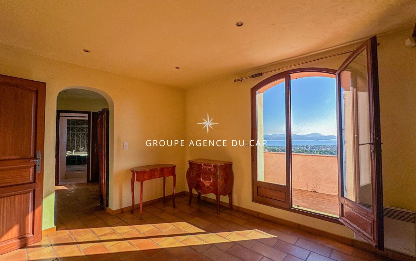 VILLA VUE MER 7 PIÈCES 240m2 AVEC PISCINE GARAGE 4 CHAMBRES POOL HOUSE, À SAINT AYGULF Image 14