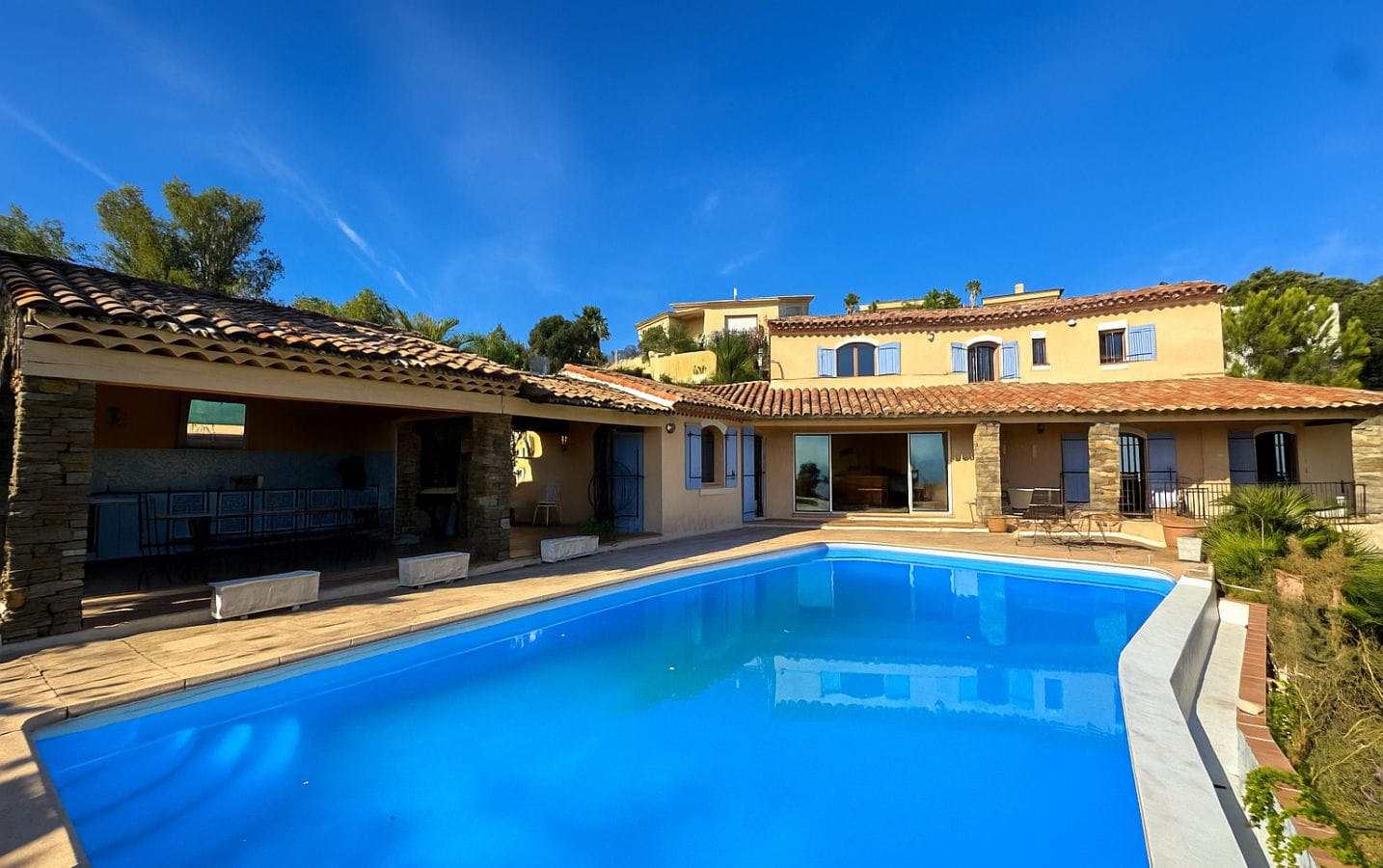 VILLA VUE MER 7 PIÈCES 240m2 AVEC PISCINE GARAGE 4 CHAMBRES POOL HOUSE, À SAINT AYGULF Image 0