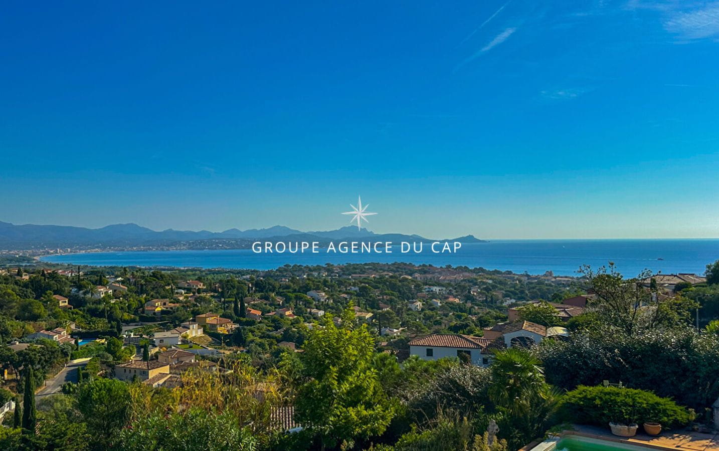 VILLA VUE MER 7 PIÈCES 240m2 AVEC PISCINE GARAGE 4 CHAMBRES POOL HOUSE, À SAINT AYGULF Image 2