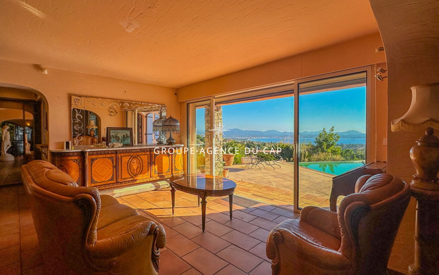 VILLA VUE MER 7 PIÈCES 240m2 AVEC PISCINE GARAGE 4 CHAMBRES POOL HOUSE, À SAINT AYGULF Image 3