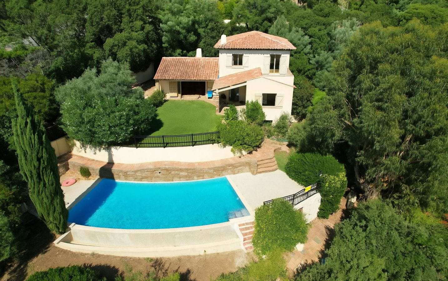 VILLA AVEC VUE MER PANORAMIQUE PISCINE, AU SEIN D’UN DOMAINE PRISÉ A SAINTE MAXIME Image 1