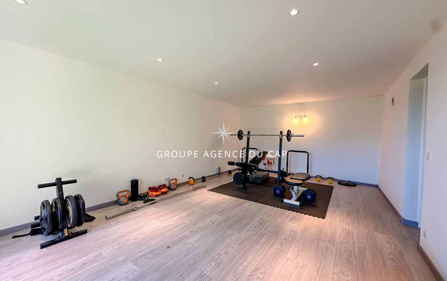 VILLA AVEC VUE MER PANORAMIQUE PISCINE, AU SEIN D’UN DOMAINE PRISÉ A SAINTE MAXIME Image 10