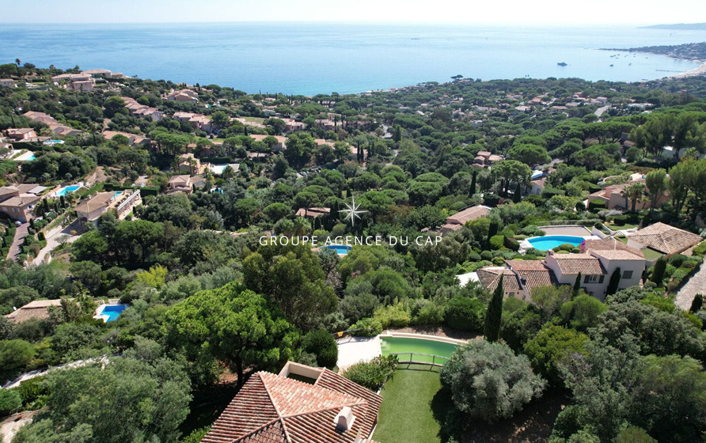 VILLA AVEC VUE MER PANORAMIQUE PISCINE, AU SEIN D’UN DOMAINE PRISÉ A SAINTE MAXIME Image 11