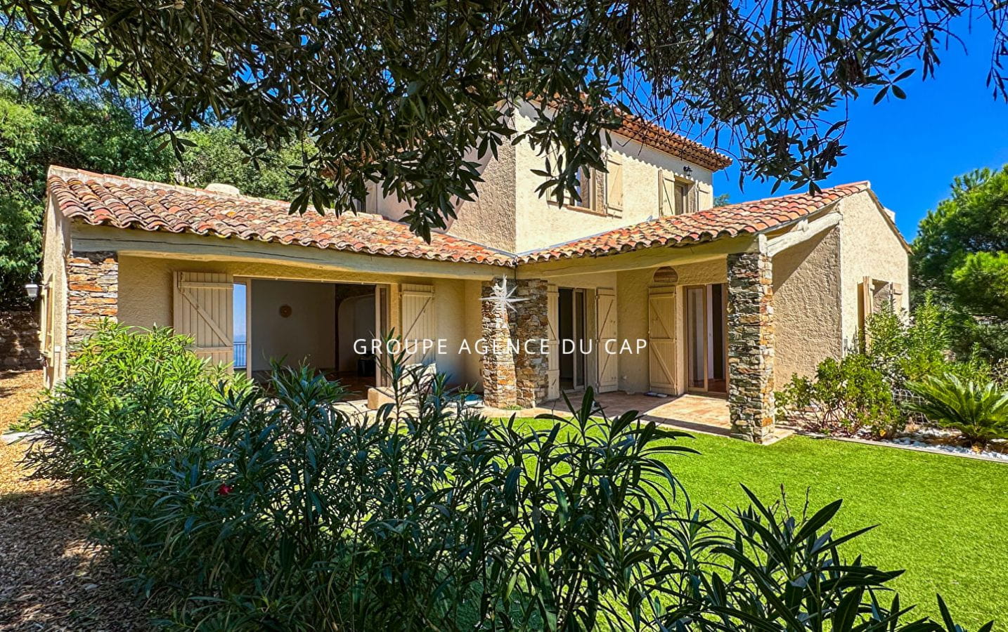 VILLA AVEC VUE MER PANORAMIQUE PISCINE, AU SEIN D’UN DOMAINE PRISÉ A SAINTE MAXIME Image 0