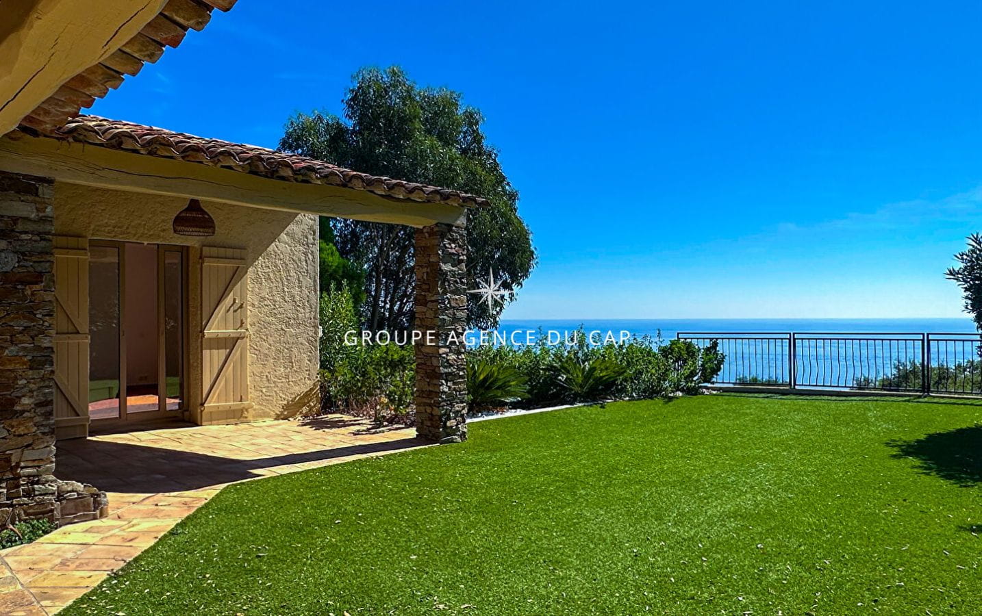 VILLA AVEC VUE MER PANORAMIQUE PISCINE, AU SEIN D’UN DOMAINE PRISÉ A SAINTE MAXIME Image 3