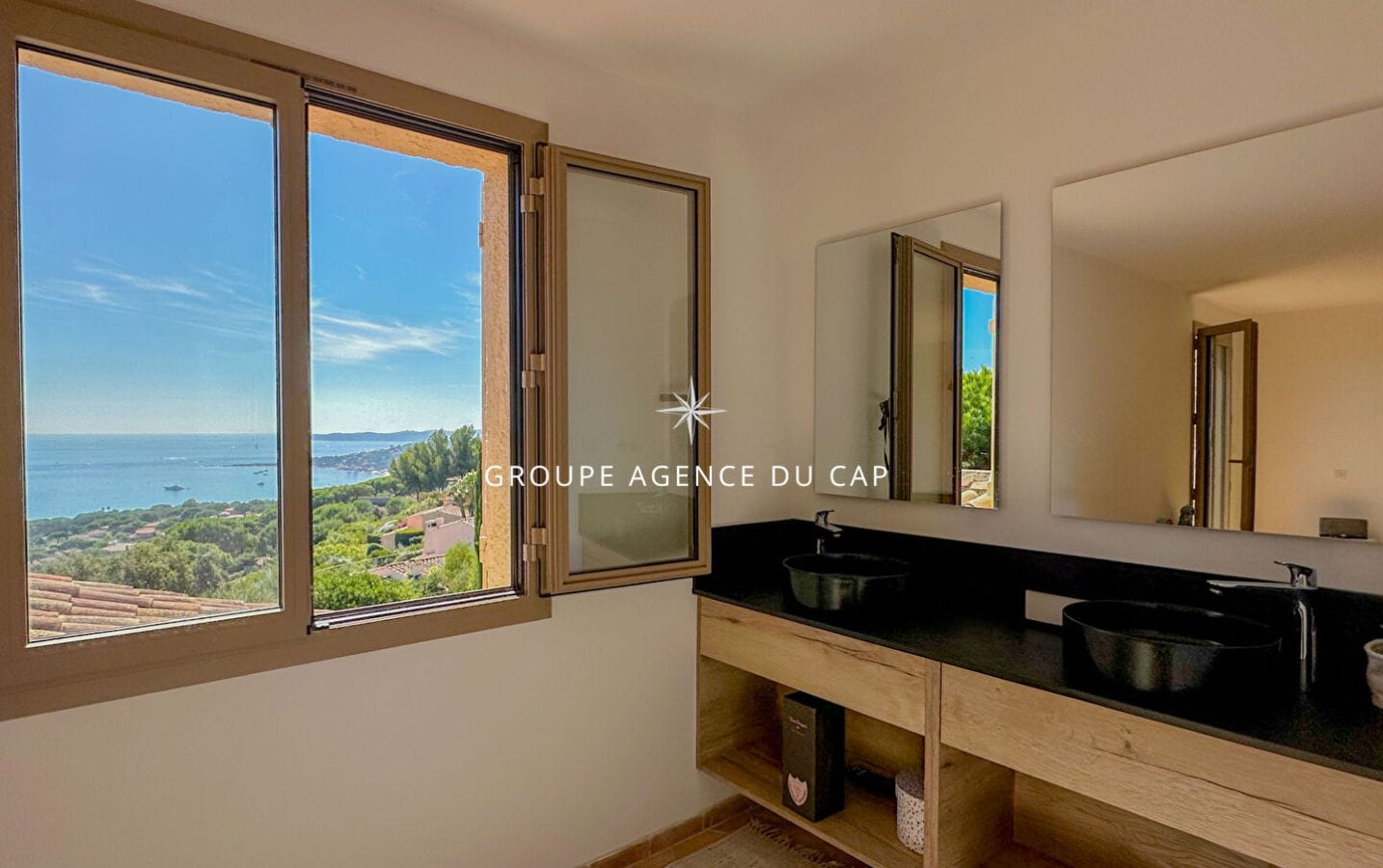 VILLA AVEC VUE MER PANORAMIQUE PISCINE, AU SEIN D’UN DOMAINE PRISÉ A SAINTE MAXIME Image 8