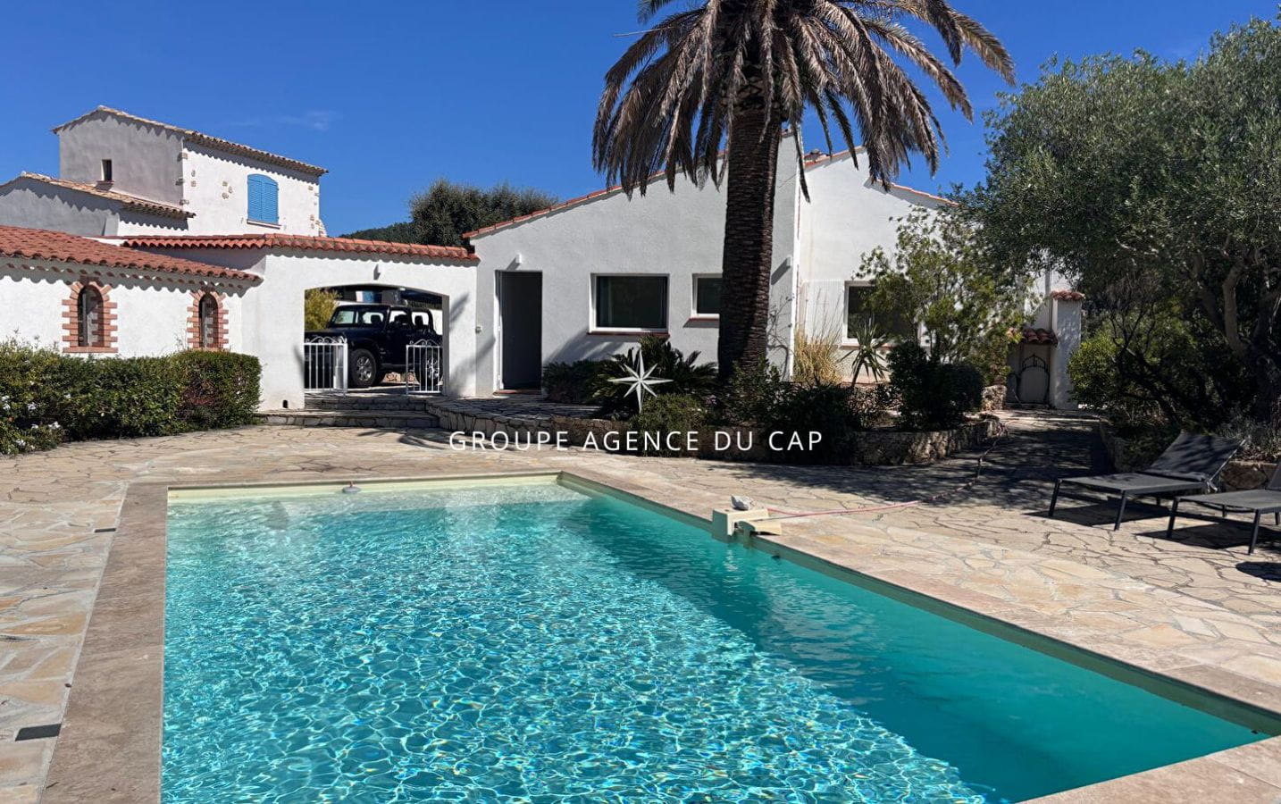 Villa for sale overlooking the Gulf of Saint-Tropez – Les Issambres Image 1