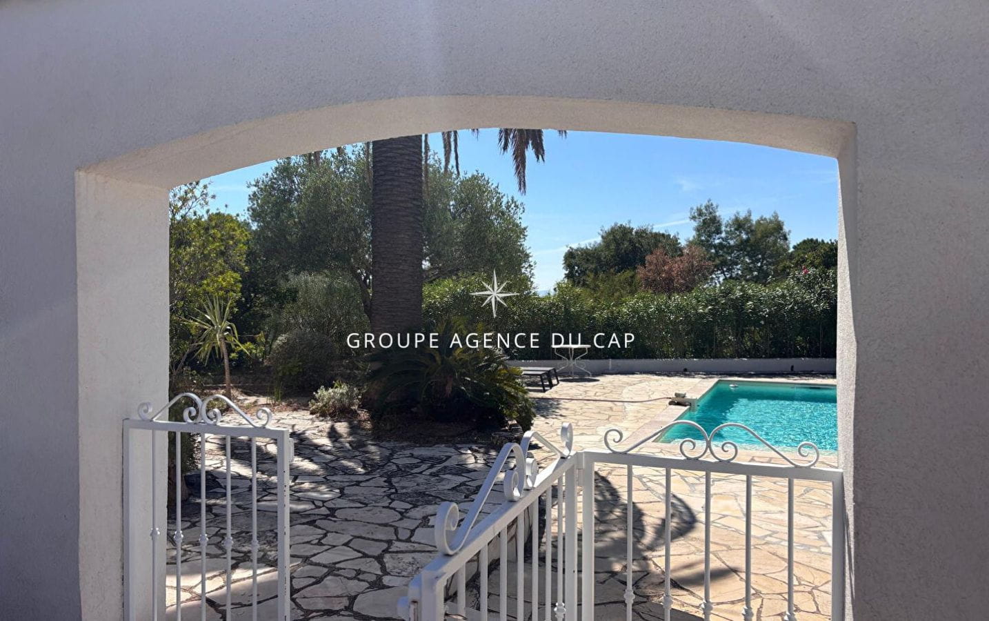 Villa for sale overlooking the Gulf of Saint-Tropez – Les Issambres Image 13