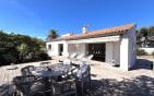 A VENDRE VILLA DE PLAIN PIED 3 CHAMBRES PISCINE 2 GARAGES PARKINGS TERRAIN PLAT VUE BAIE DE ST-TROPEZ AUX ISSAMBRES Min 2