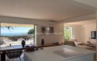 A VENDRE VILLA DE PLAIN PIED 3 CHAMBRES PISCINE 2 GARAGES PARKINGS TERRAIN PLAT VUE BAIE DE ST-TROPEZ AUX ISSAMBRES Min 6