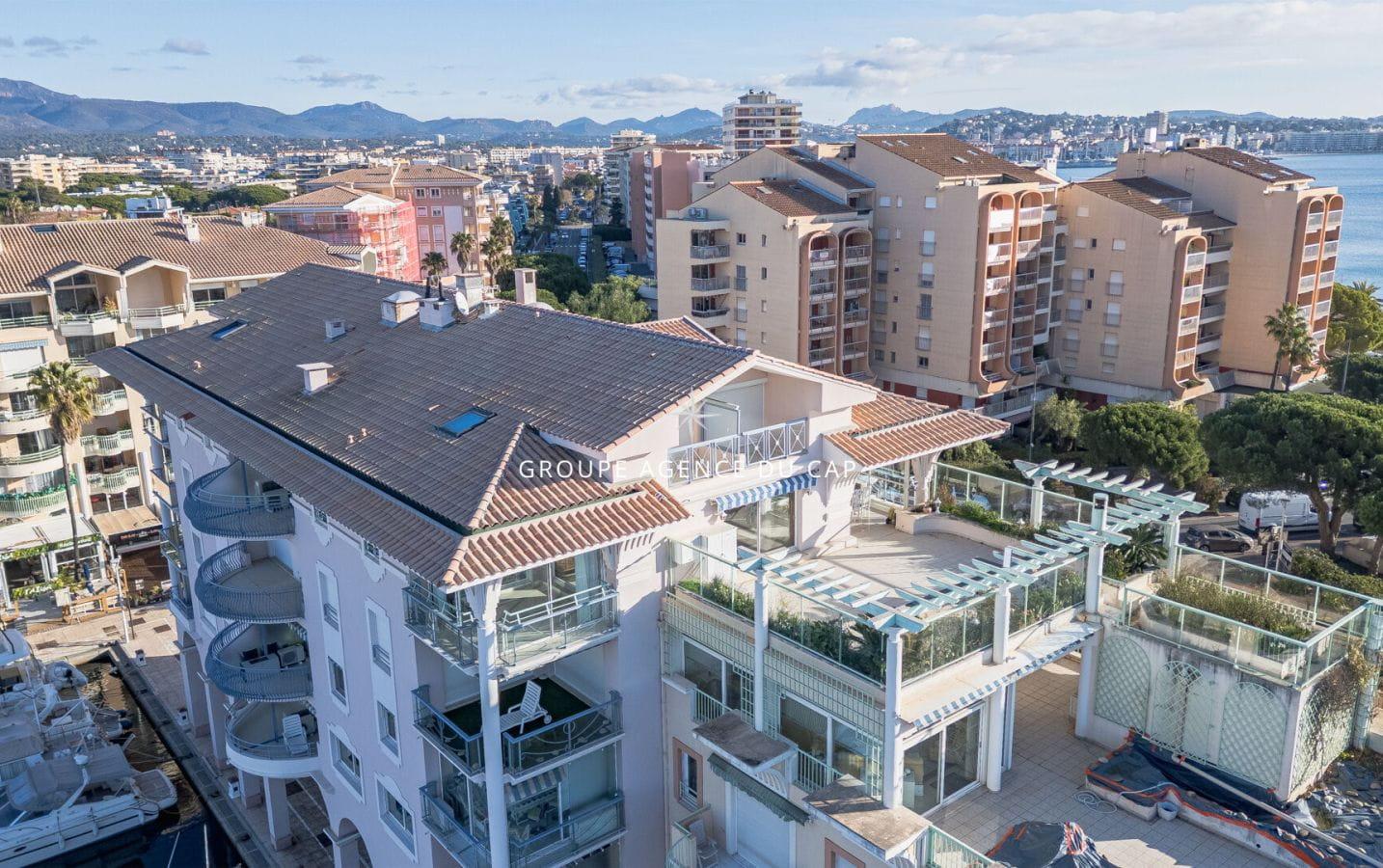 Appartement de luxe à vendre à Fréjus Plage avec vue mer Image 0