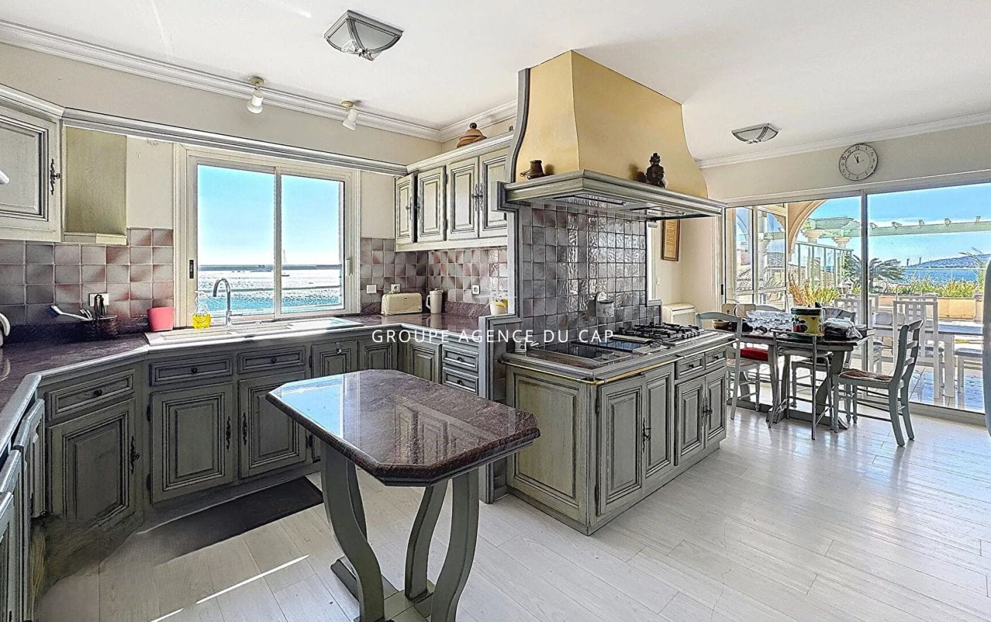 Appartement de luxe à vendre à Fréjus Plage avec vue mer Image 6