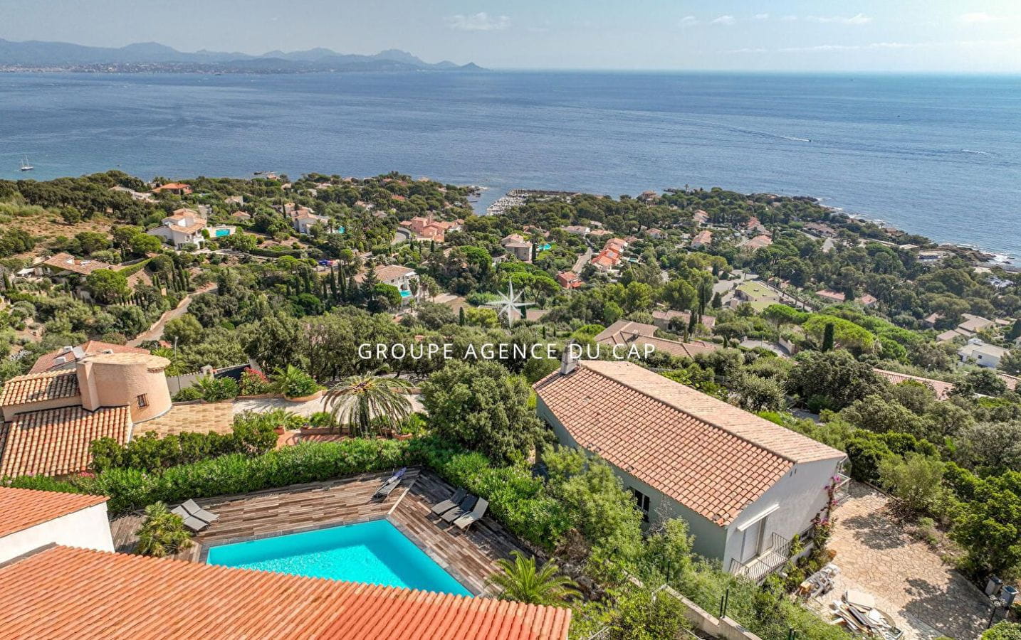 A VENDRE APPARTEMENT 3 PIECES REZ-DE-JARDIN GARAGE CAVE RESIDENCE AVEC PISCINE VUE MER PANORAMIQUE AUX ISSAMBRES Image 0