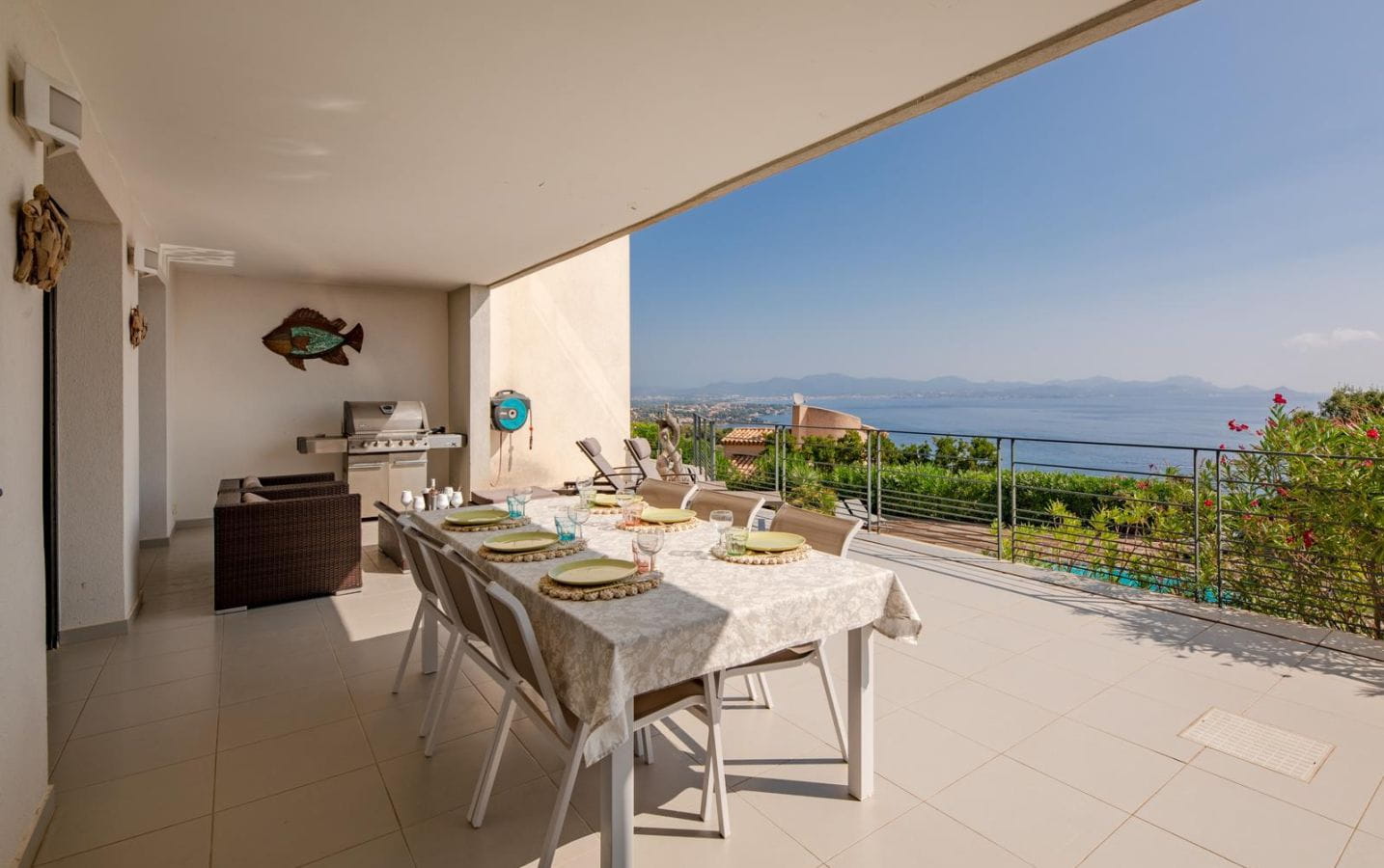 A VENDRE APPARTEMENT 3 PIECES REZ-DE-JARDIN GARAGE CAVE RESIDENCE AVEC PISCINE VUE MER PANORAMIQUE AUX ISSAMBRES Image 2