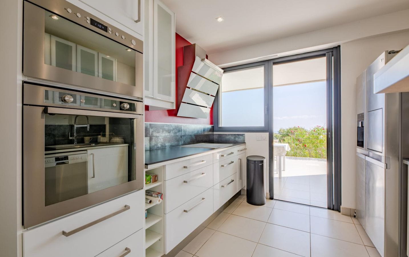 A VENDRE APPARTEMENT 3 PIECES REZ-DE-JARDIN GARAGE CAVE RESIDENCE AVEC PISCINE VUE MER PANORAMIQUE AUX ISSAMBRES Image 6